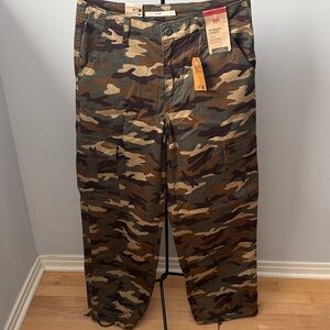 NWT ‘94 Baggy Levi's Camouflage Cargo Pants